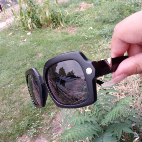 Louis Vuitton sunglasses - Picture 3 of 4